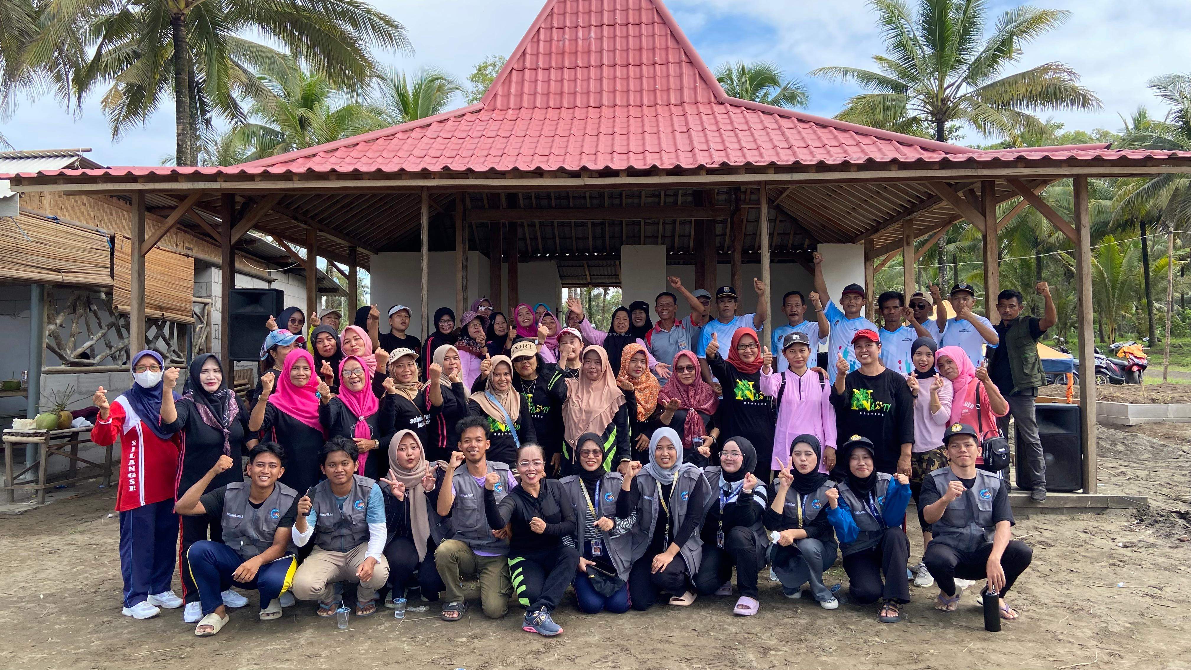 Senam Bersama Mahasiswa KKN Unsoed di Pantai Singkil Indah