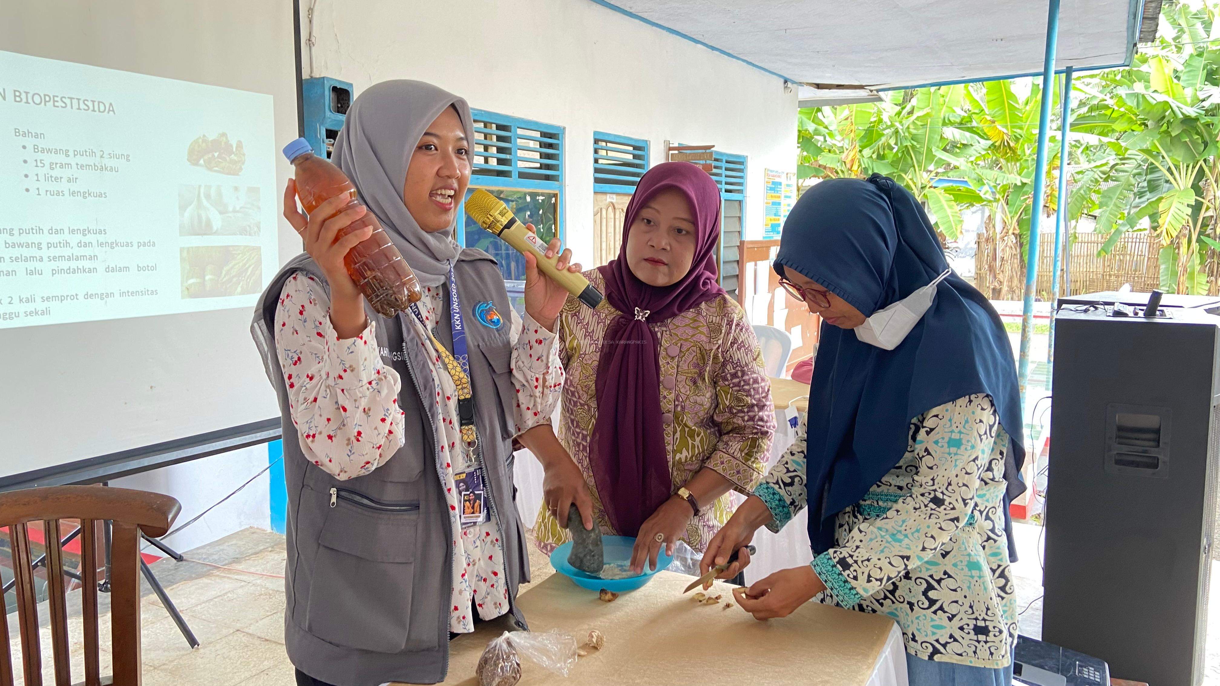 Mahasiswa KKN Unsoed Gelar Sosialisasi Biopestisida dan ZPT di Desa Karangpakis 