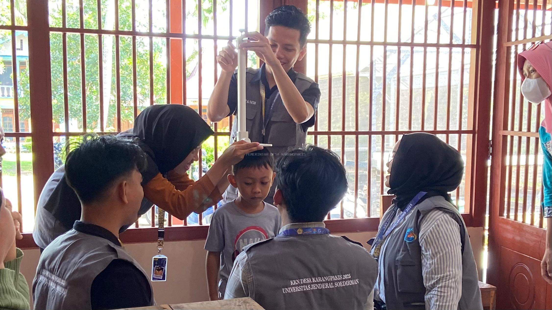 Mahasiswa KKN Unsoed Berpartisipasi dalam Kegiatan Posyandu di Desa Karangpakis